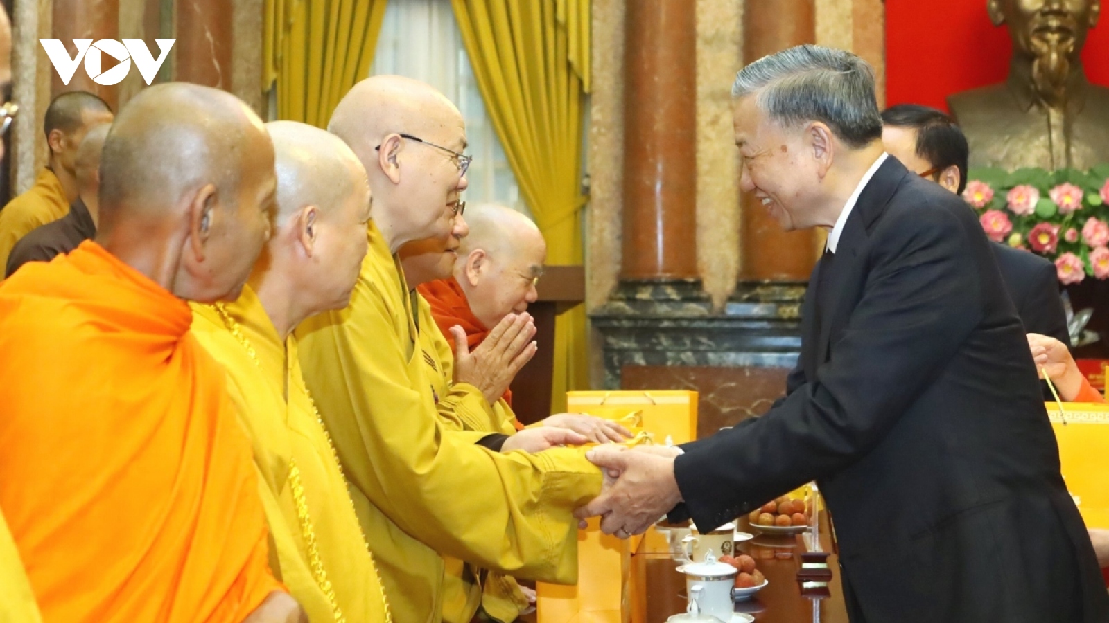 President To Lam meets dignitaries of all religious organisations